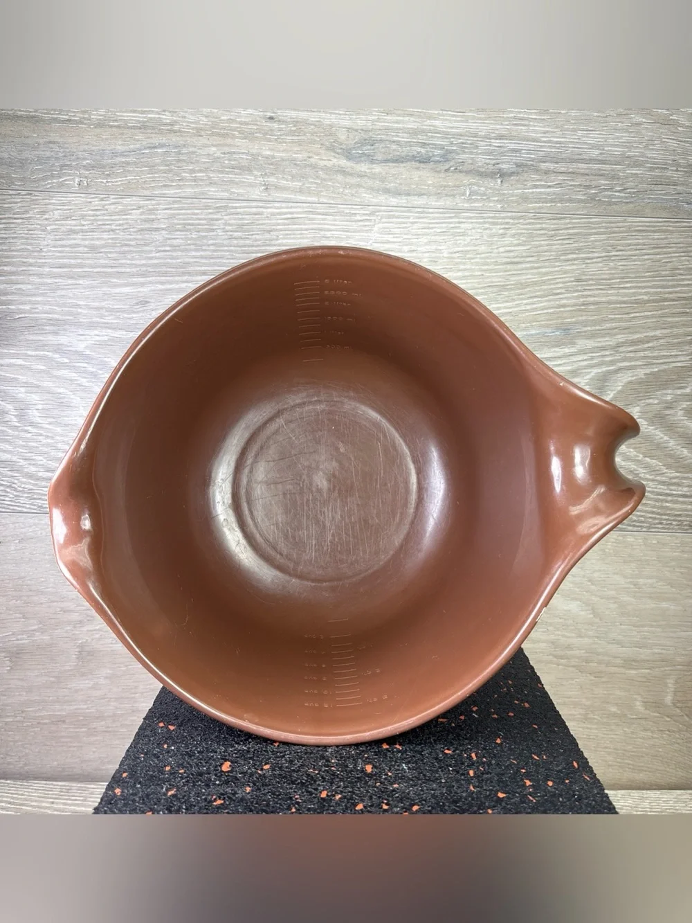 Rubbermaid Brown Mixing Bowl with Handle